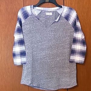 Maurices 24/7 gray tee with blue & white plaid Raglan sleeves Sz XS